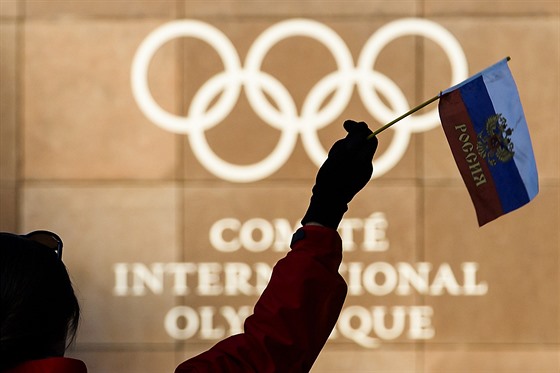 ena mv ruskou vlajkou ped olympijskmi kruhy bhem zasedn Mezinrodnho...
