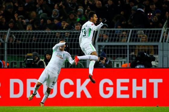 Theo Gebre Selassie z Brém se raduje z gólu do sítě Dortmundu.