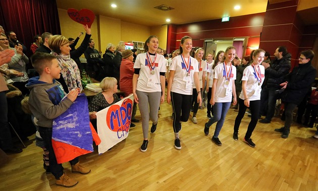 M�stský dechový orchestr Cheb po návratu z kalifornského Palm Springs vítali...