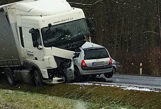 Tragická nehoda mezi Kralovicemi a Plasy, idi osobního vozu sráku nepeil.