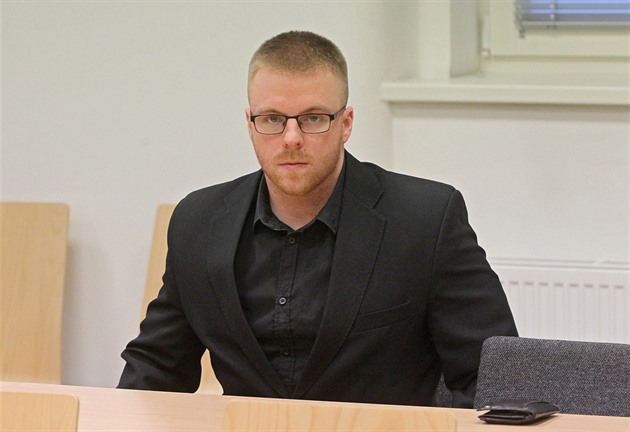 Youtuber Petr Jelínek ped jihlavským okresním soudem.