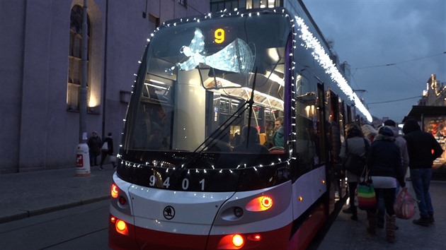 Pražská tramvaj dostala vánoční výzdobu