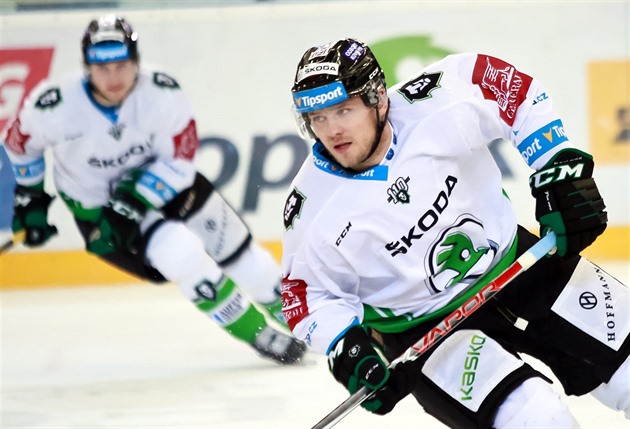 Je ze mě kamioňák, hrdě říká hokejista Vojtěch Němec. S kolosem brázdí Evropu