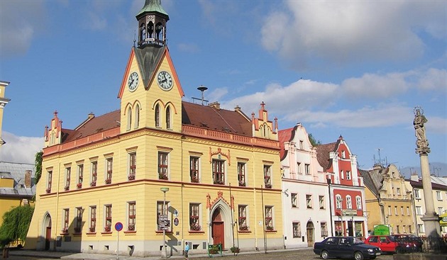Novogotická budova radnice ve Vidnav.