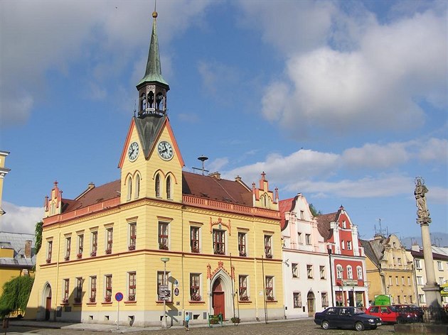 Novogotická budova radnice ve Vidnav.