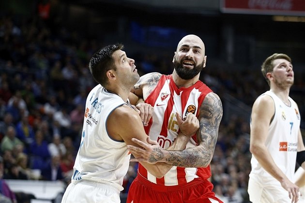 Pero Anti� (uprost�ed) z Crvené zvezdy B�lehrad v souboji na doskoku s Felipem...