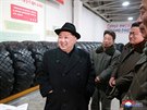 Severokorejský vdce Kim ong-un na inspekci továrny na pneumatiky v...