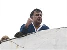 Michail Saakavili hovoí ke svým píznivcm ze stechy domu, kam se uchýlil...