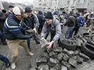 Stoupenci Michaila Saakaviliho stavli v Kyjev barkády, aby zamezili pevozu...