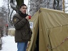 Michail Saakavili obhlíí tábor svých píznivc ped ukrajinským parlamentem...