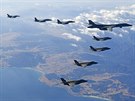 Nad územím Jiní Koreje peletl americký strategický bombardér B-1B. (6....