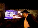 Americká a izraelská vlajka v jeruzalémském Starém mst (6. prosince 2017)