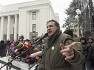 Michail Saakavili mezi svými stoupenci ped budovou parlamentu v Kyjev (6....
