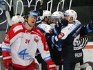 Plzetí hokejisté se radují z gólu v utkání proti Olomouci