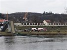 Pí lávka u Trojského zámku v Praze se zítila do Vltavy (2. prosince 2017).