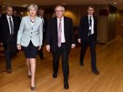 Britská premiérka Theresa Mayová se v Bruselu sela s éfem Evropské komise...