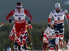 Celkov estý Kanaan Alex Harvey (vlevo) na trati skiatlonového závodu v...