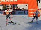Nor Martin Johnsrud Sundby (vlevo) na trati skiatlonového závodu na 2x15...