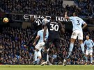 Angelo Ogbonna z West Hamu (s íslem 21) hlavou skóruje do sít Manchesteru...