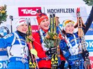 Slovenská biatlonistka Anastázia Kuzminová (uprostřed) se raduje z vítězství ve...