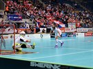 Švýcarka Corin Rüttimannová proměňuje nájezd v utkání o bronz proti českému...