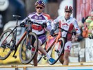 Holandský cyklokrosa David van der Poel uhání ped soupeem na závod eského...