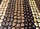 Čokoládové bonbony s různými druhy náplní jsou specialitou rodinné firmy z...