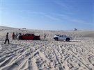 Vyproování Fordu Raptor zapadlého v dunách