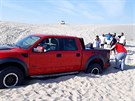 Vyproování Fordu Raptor zapadlého v dunách