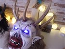 Mu� vyr�b� masky Krampus�, nejd�siv�j��ch �ert�