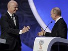 NA ZNAMENÍ FAIR PLAY. Prezident FIFA Gianni Infantino a prezident Ruska si...