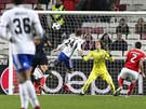 Mohamed Elyounoussi z Basileje hlavou střílí vedoucí gól Basileje v utkání Ligy...