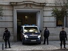Policejní dodávka peváí exministry Katalánska k soudu v Madridu