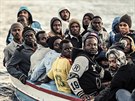 Skupina migrantů zachráněná německou neziskovou organizací Sea Watch uprostřed...
