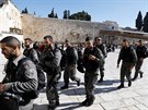 Izraeltí vojáci procházejí kolem jeruzalémské Zdi nák. (8. prosince 2017)