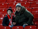 VELKÝ A MALÝ Fanouci Liverpoolu ped utkáním Ligy mistr proti Spartaku Moskva.