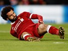 Liverpoolský útoník Mohamed Salah padá v pokutovém území, jeho tým v utkání...