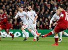Philipppe Coutinho z Liverpoolu stílí gól z penalty v utkání Ligy mistr proti...