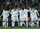 Fotbalisté Real Madrid oslavují gól v Lize mistr proti Dortmundu.