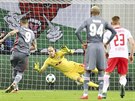 Alvaro Negredo z Besiktase Istanbul promuje penaltu v utkání Ligy mistr v...