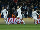 Cristiano Ronaldo z Realu Madrid (druhý zleva) slaví gól v utkání Ligy mistr...
