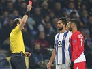 védský sudí Jonas Eriksson ukazuje ervenou kartu Felipemu z FC Porto a...