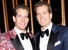 Dvojata Tyler a Cameron Winklevossovi na veírku v New Yorku. (2. kvtna 2017)