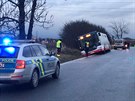 V Dolních Mcholupech se pevrátil autobus i s cestujícími na bok. (4.12.2017)