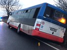 V Dolních Mcholupech se pevrátil autobus i s cestujícími na bok. (4.12.2017)