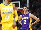 Lonzo Ball z LA Lakers se tváí rozpait bhem zápasu s Denverem.
