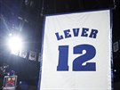 Denver Nuggets uctili svého rozehrávae Lafayette Fata Levera, jeho íslo 12...