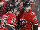 Sean Monahan, Johnny Gaudreau a Jaromír Jágr (zleva) slaví gól Calgary.