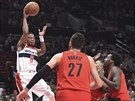 Tim Frazier (vlevo) z Washingtonu pihrává kolem Jusufu Nurkie i Al-Farouqa...