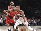 Tim Frazier (vpravo) z Washingtonu uniká Damianu Lillardovi z Portlandu.